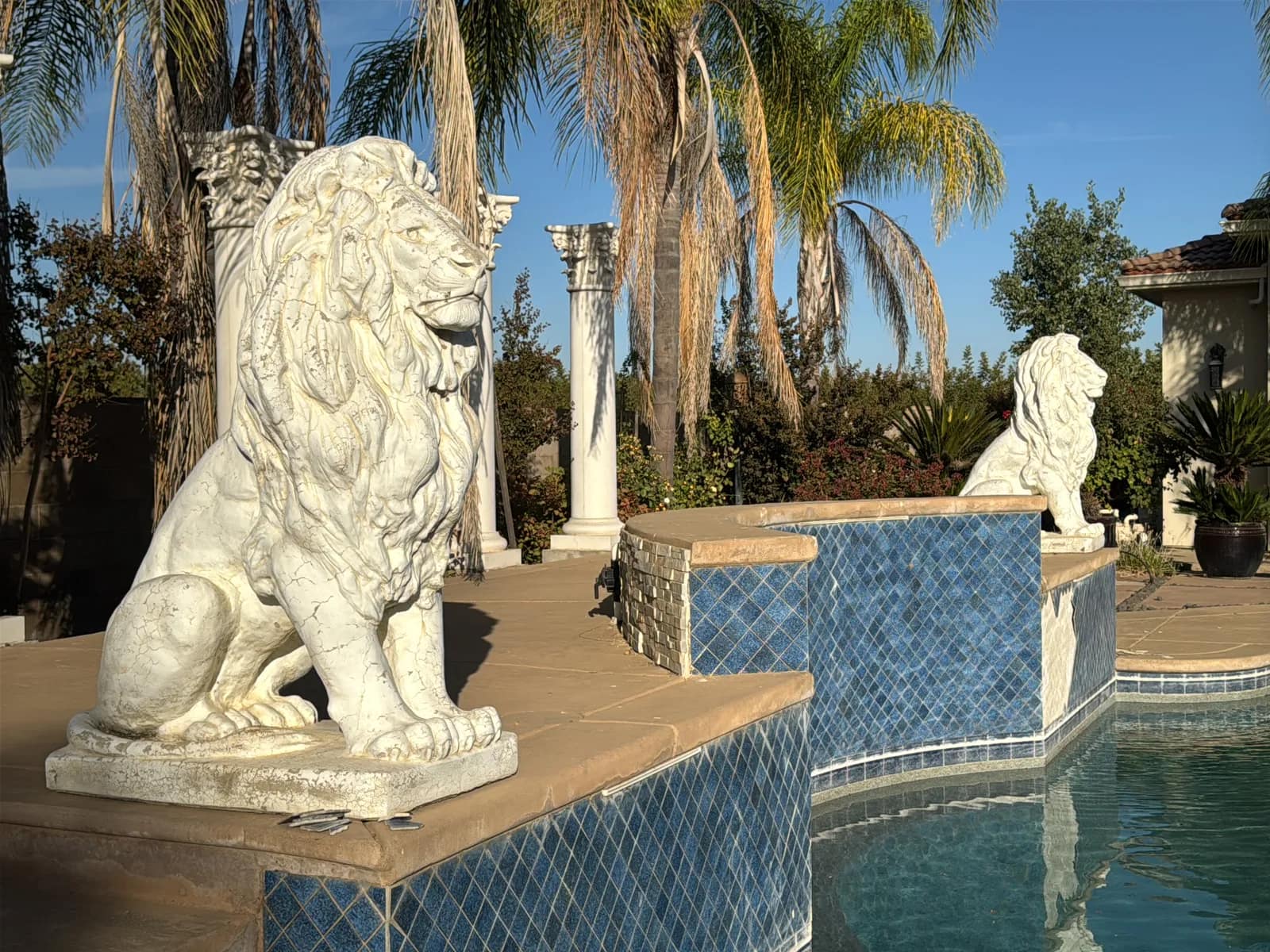 2-stone-lion-sculptures-4654af