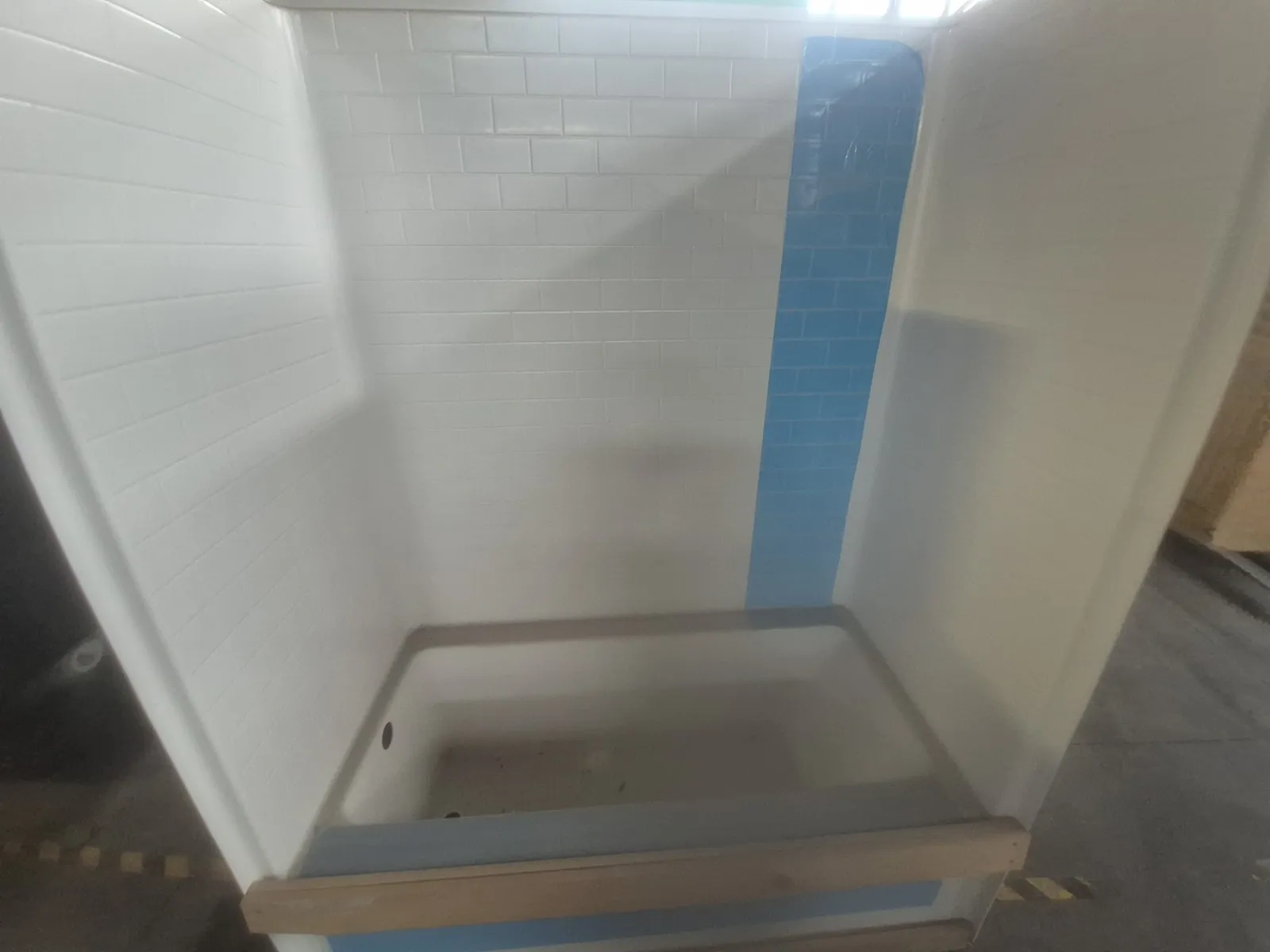 1-hibernate-bathtub-surround-approximately-30x60-left-sided-mvif6t4k
