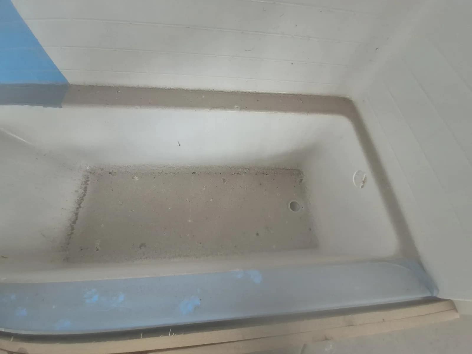 (1) Fibercar, Bathtib Surround, Approximately 30x60", Right-Sided (Minor Damage, Top RT/LT Corner), photo 2 of 7