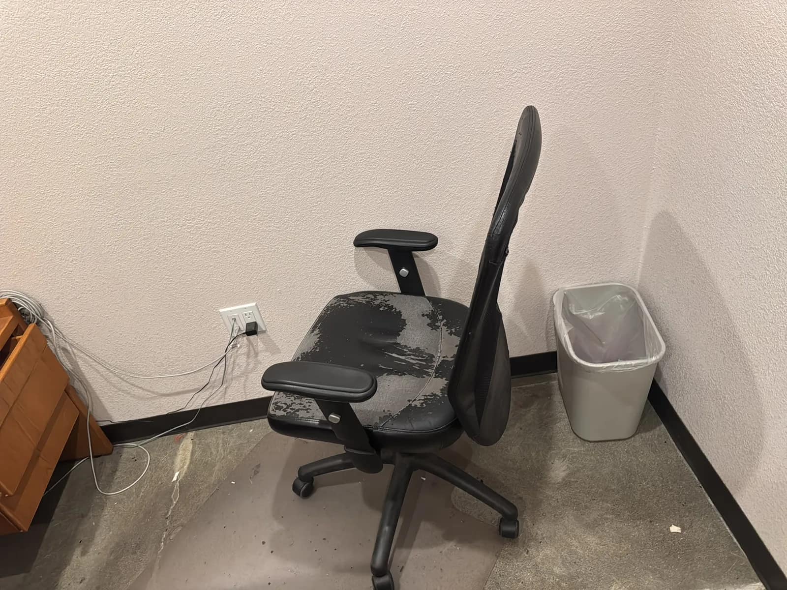 Contents Of Room: Desk, Chairs, And Office Supplies, photo 5 of 7
