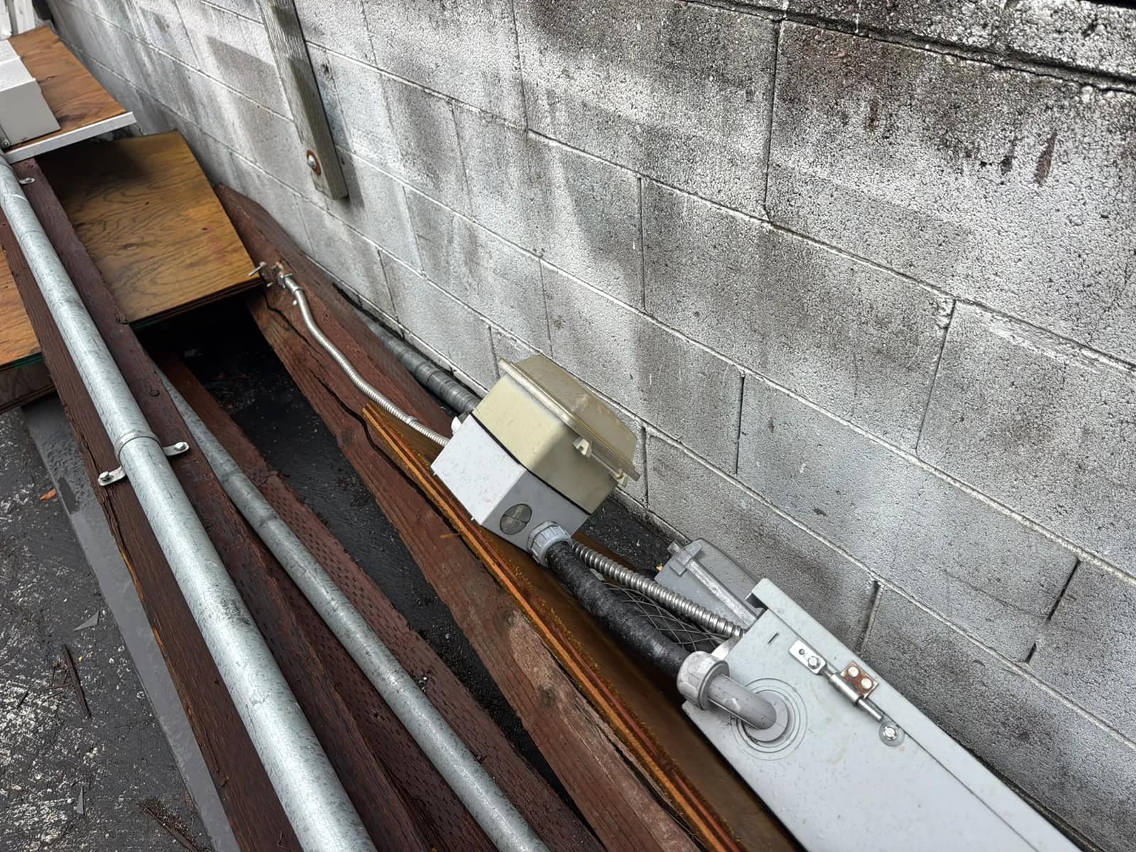 (3) 19’ Power Poles With Electrical Boxes And (1) 15’ Street Lamp Pole, photo 13 of 15