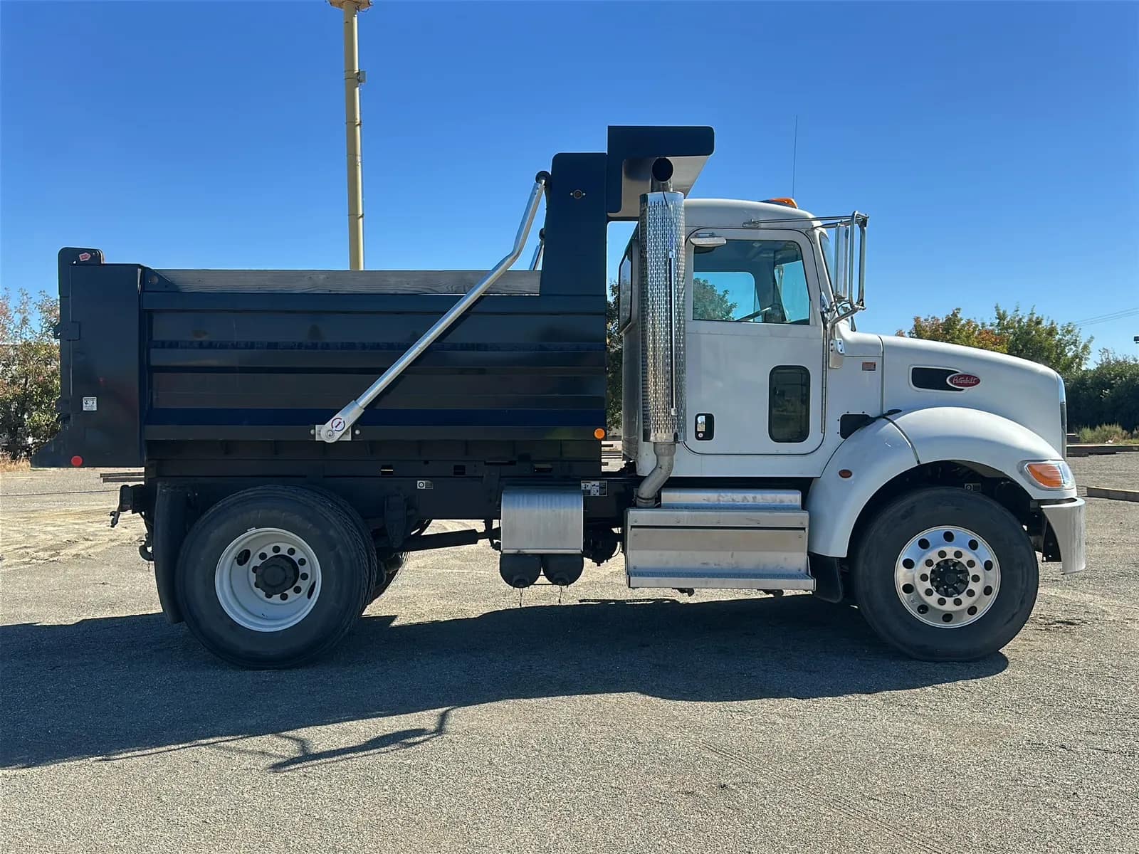 2022 Peterbilt 337 Dump Truck, photo 5 of 71