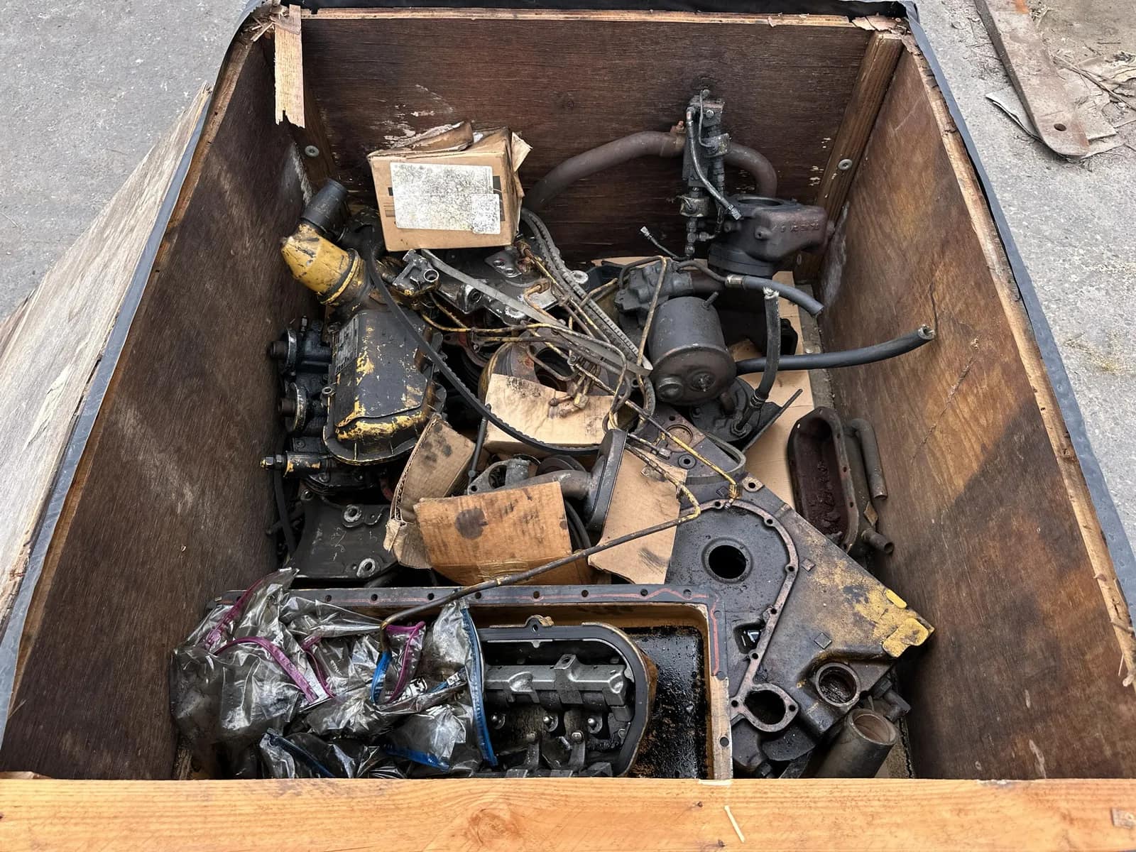 Contents Of Crate: Assorted Engine Core Parts, photo 3 of 4
