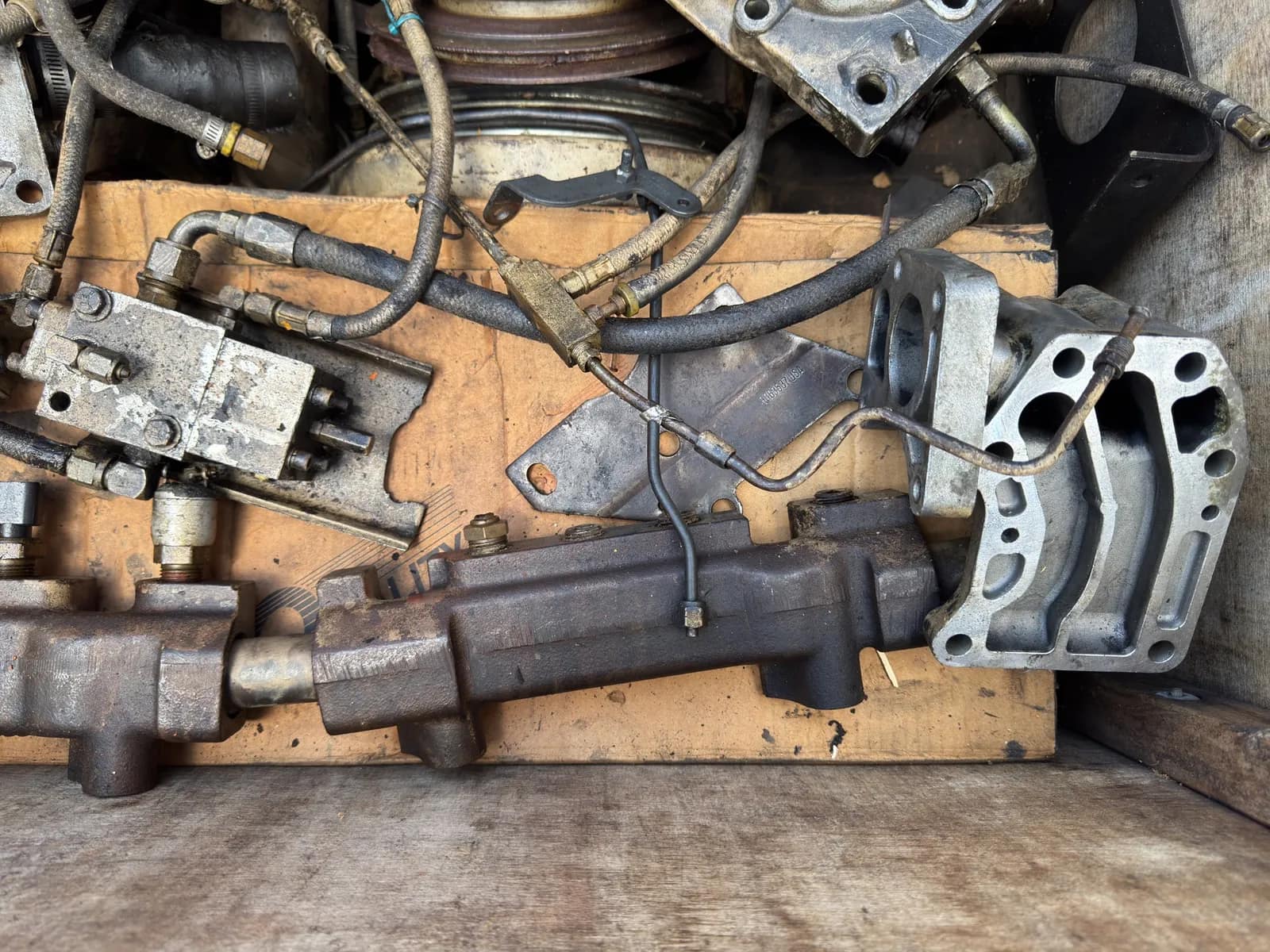 Contents Of Bin: Assorted Diesel Engine Core Parts, photo 3 of 8