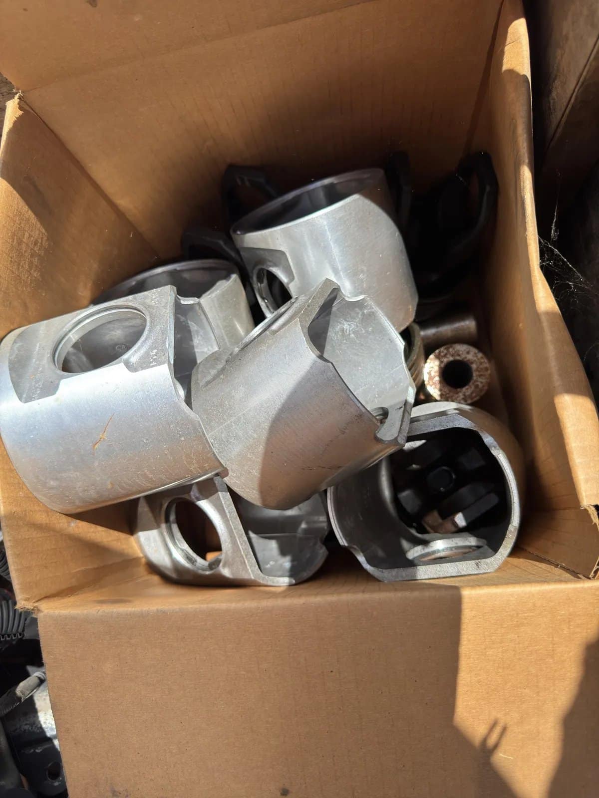 Contents Of Bin: Assorted Diesel Engine Core Parts, photo 4 of 10