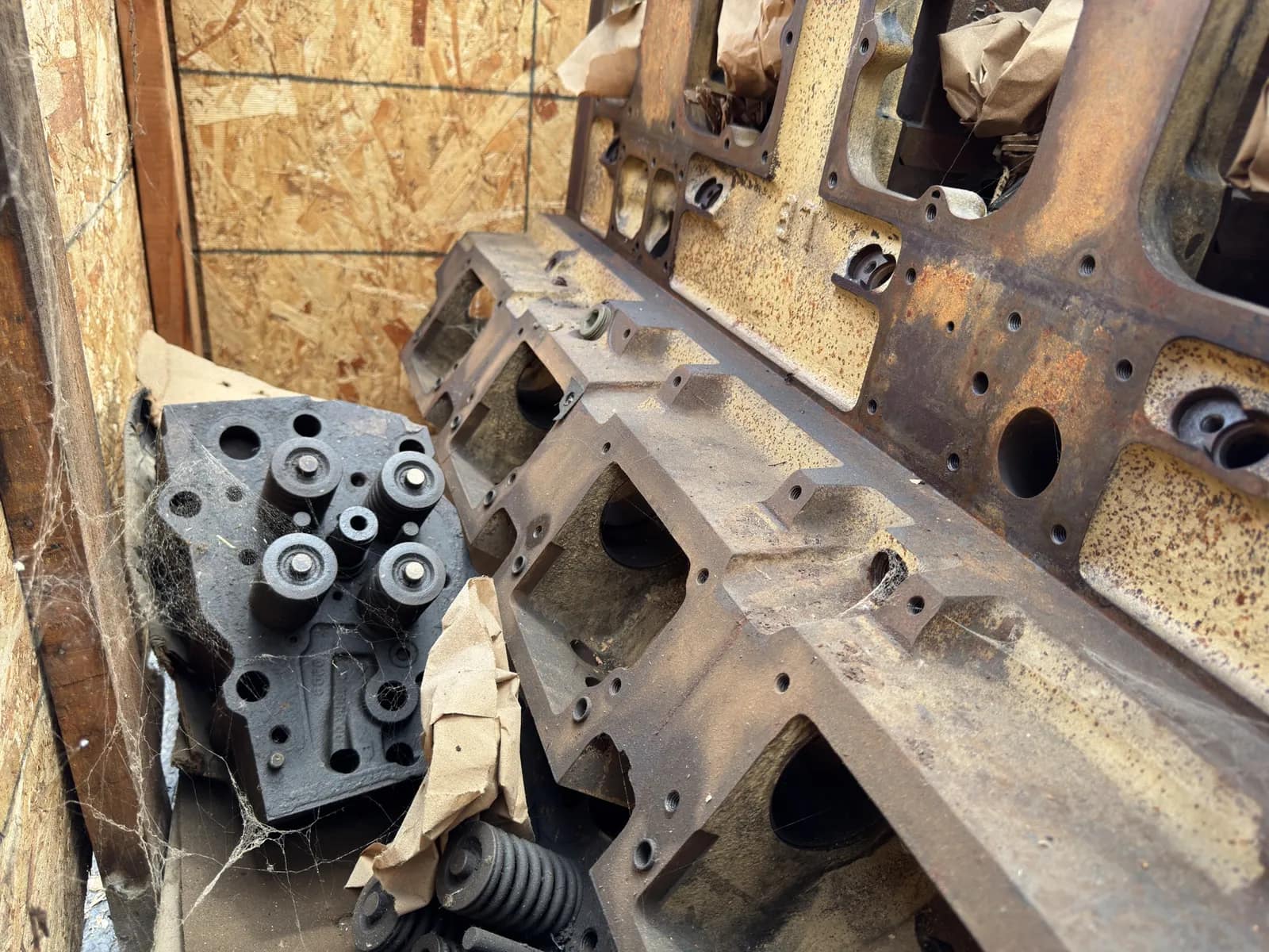 Contents Of Crate: Diesel Engine Block Core, photo 9 of 9