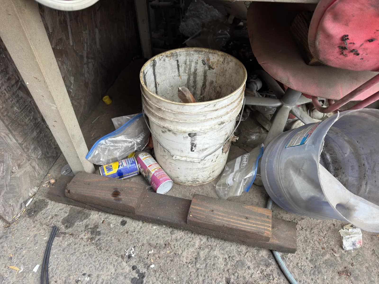 Contents Of Steel Table: Oil Pan, Diesel Parts, Shop Vac And More, photo 12 of 12