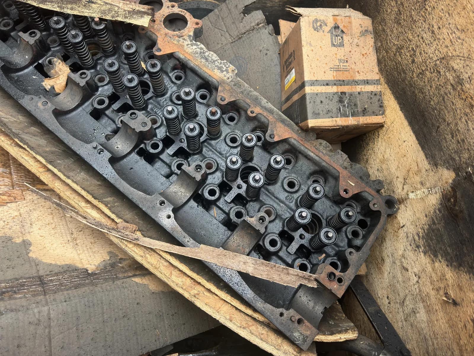 Contents Of Crate: Assorted Detroit Diesel Engine Core Parts, photo 5 of 7