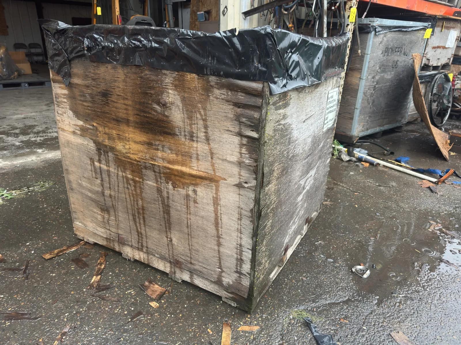 Contents Of Crate: Assorted Detroit Diesel Engine Core Parts, photo 3 of 7