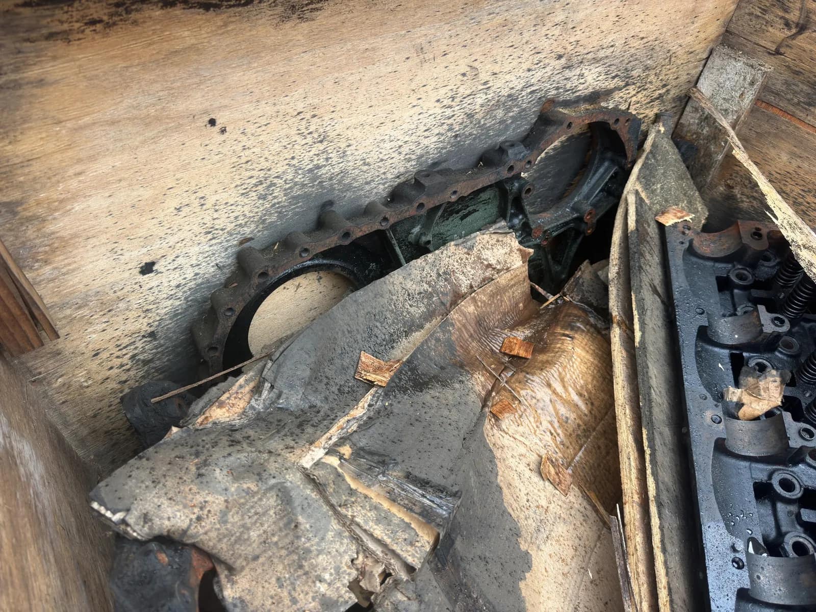 Contents Of Crate: Assorted Detroit Diesel Engine Core Parts, photo 6 of 7