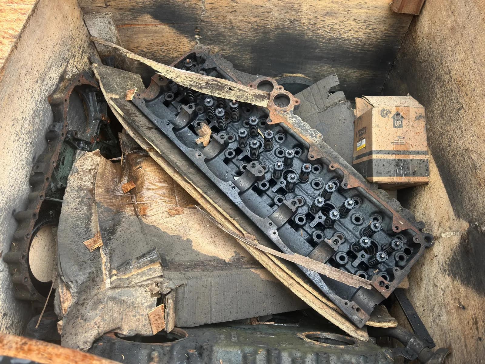 Contents Of Crate: Assorted Detroit Diesel Engine Core Parts, photo 7 of 7