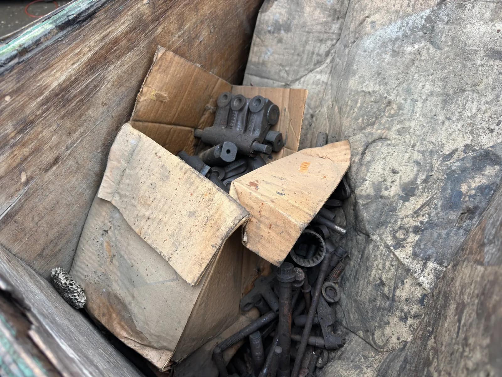 Contents Of Crate: Assorted Engine Core Parts, photo 7 of 7