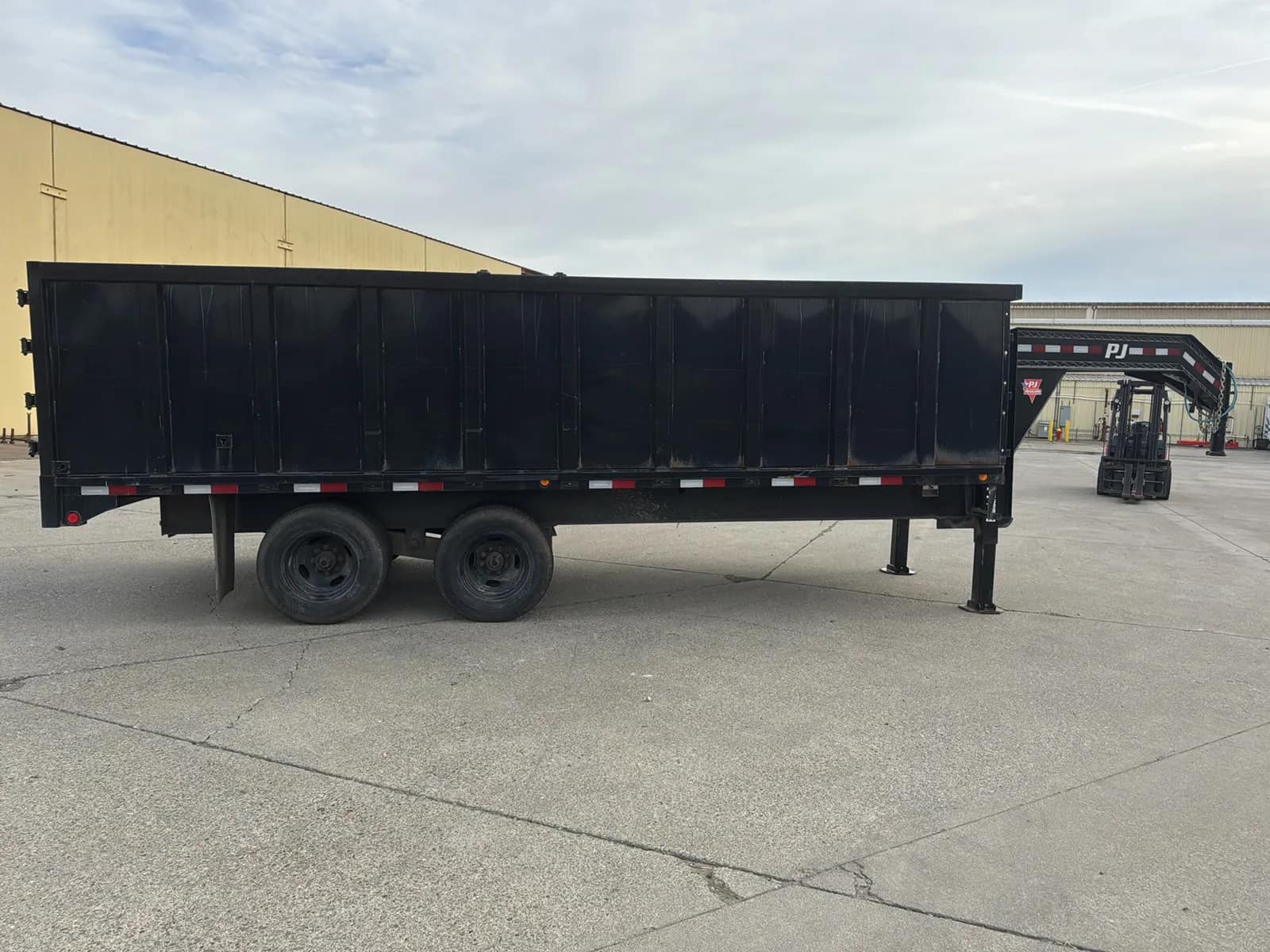 2022 PJ 3D302 20' Gooseneck Dump Trailer, photo 9 of 87