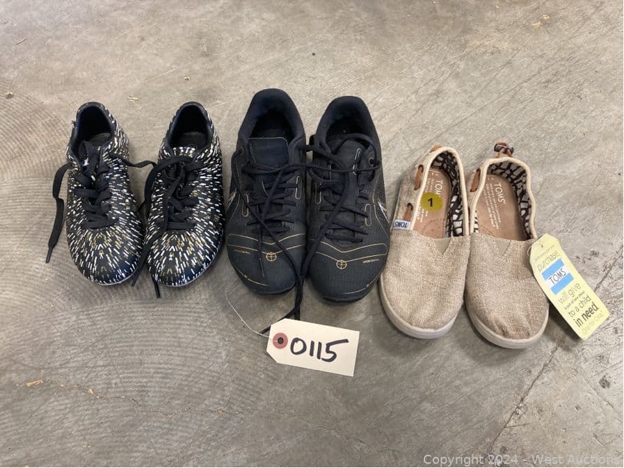 4-pairs-of-kids-soccer-shoes-560170