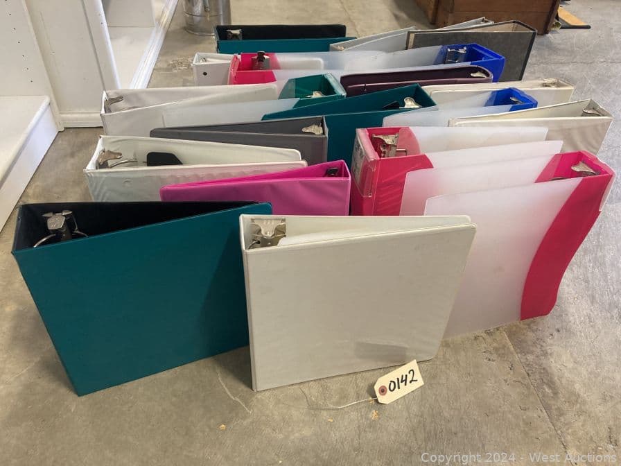 22-lot-of-22-colorful-assorted-ring-binders-560196