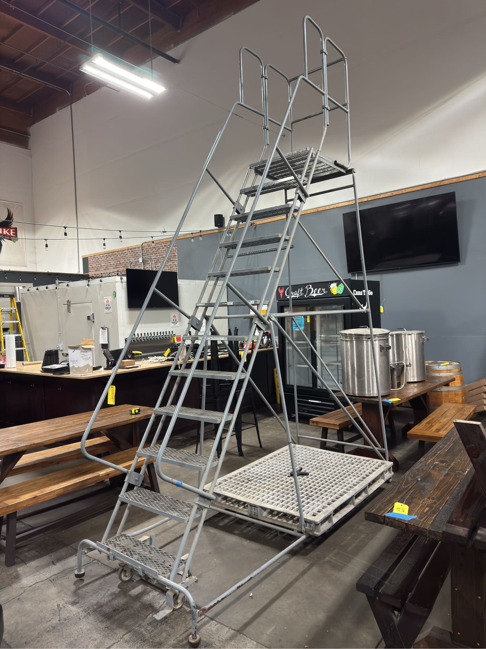 uline-12-rolling-shop-ladder-848a40