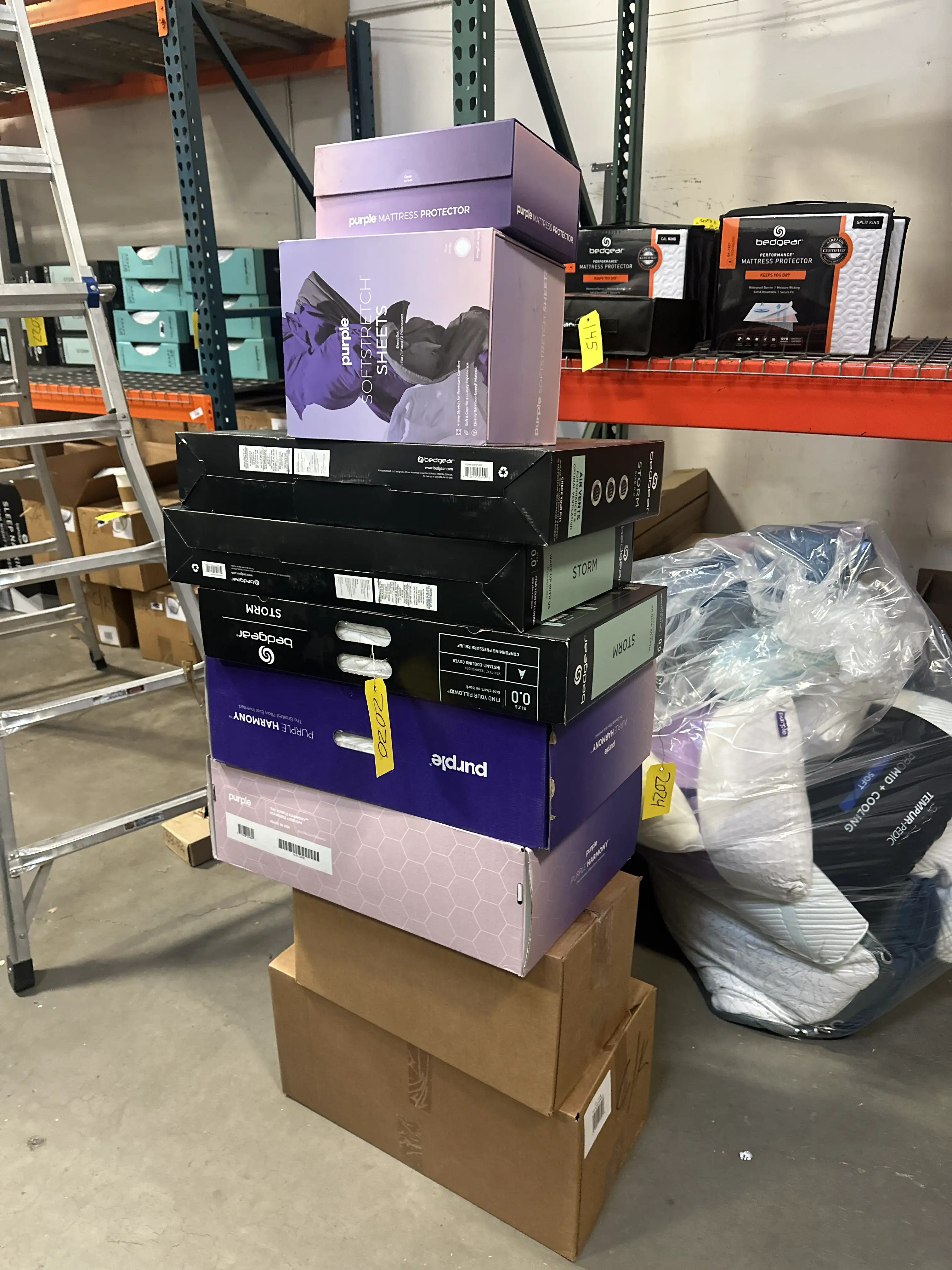 stack-of-pillows-and-sheet-sets-mk5z0gsr