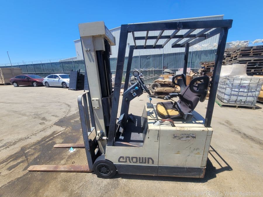 crown-30sctt-3000-lbs-capacity-electric-3-wheel-forklift-and-hawker-12-cells-forklift-battery-charge-559871