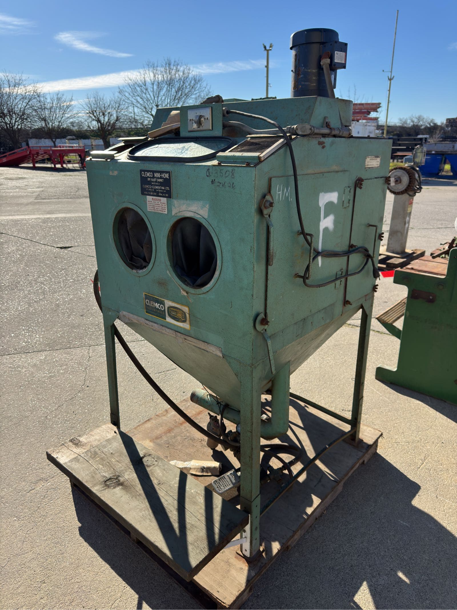 clemco-mini-hole-dry-blast-cabinet-85bac5