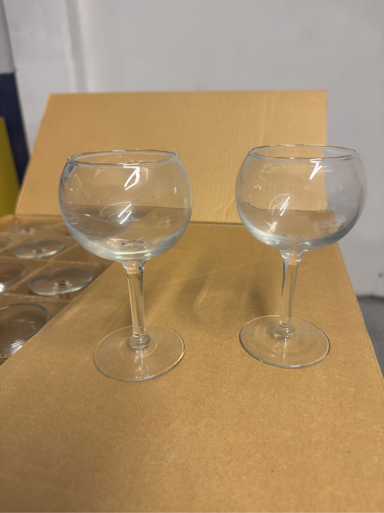 36-wine-glasses-9oz-and-100-white-side-plates-mkpq21qw