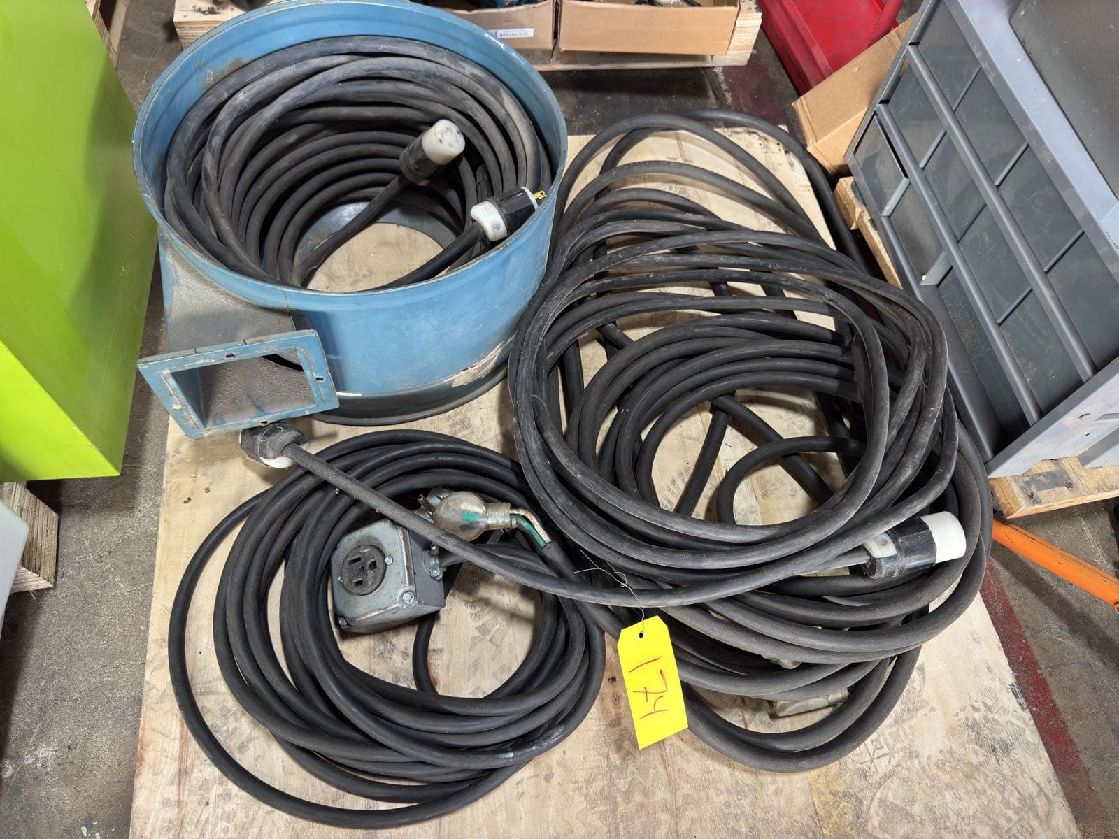 contents-of-pallet-3-assorted-lengths-heavy-duty-high-voltage-extension-cord-3df055