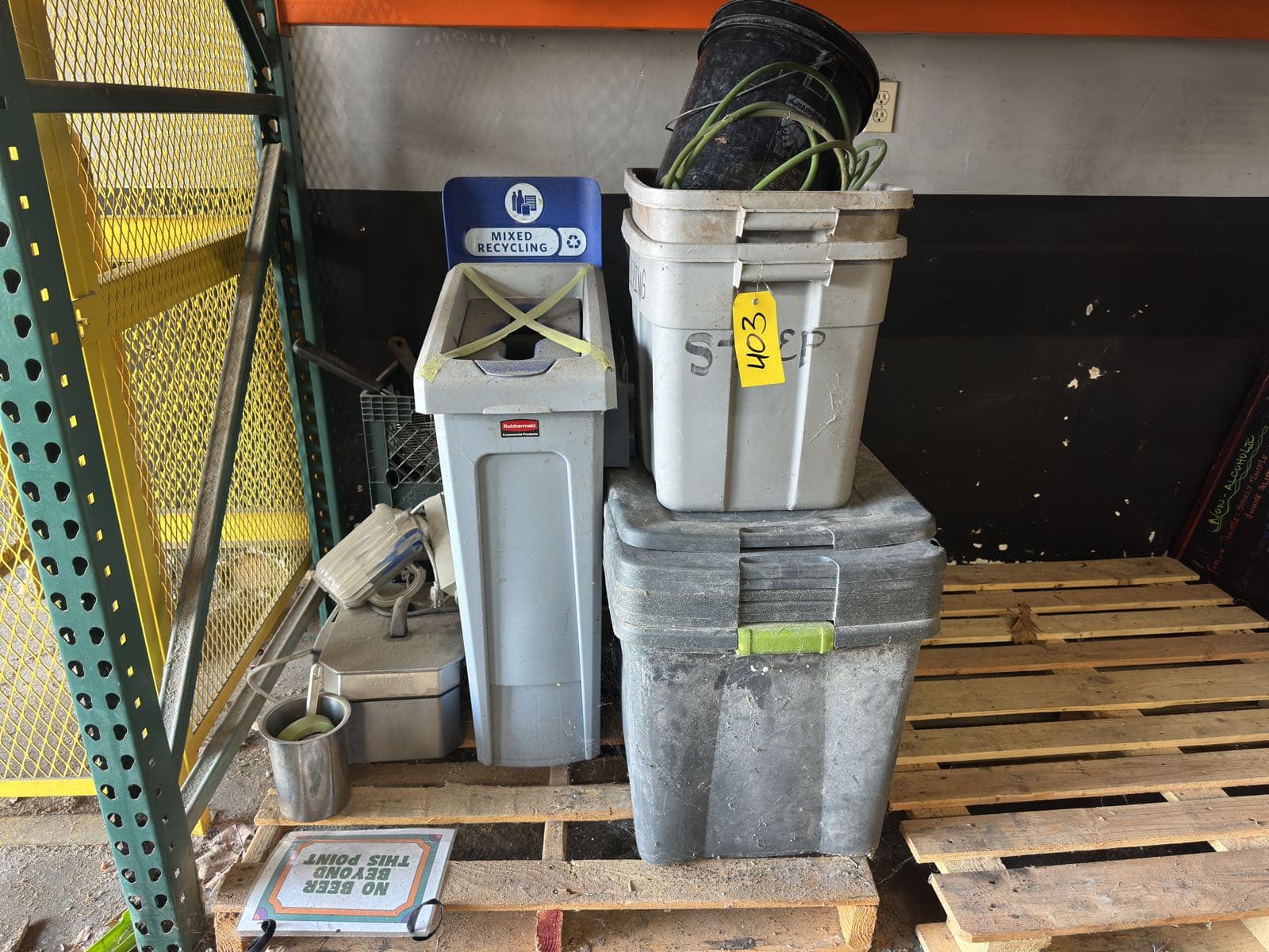 contents-of-pallet-rubbermaid-waste-bin-fryer-baskets-storage-bins-and-more-c54e13