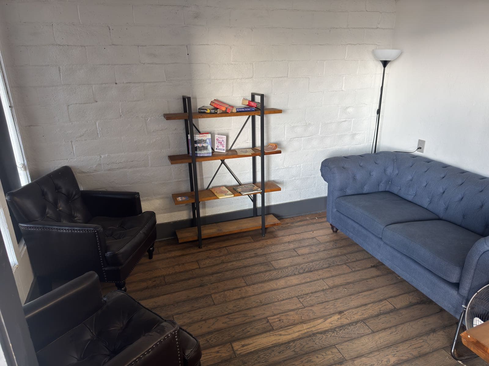 contents-of-room-couch-2-leatherette-chairs-bookshelf-and-more-070c74