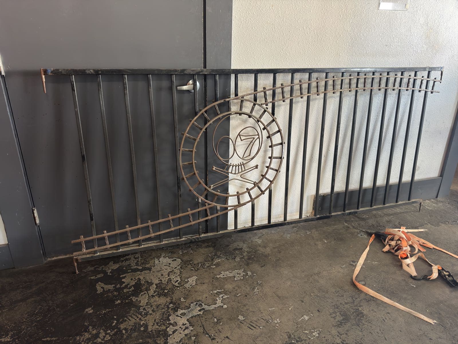 10-pieces-of-96-steel-fencing-with-assorted-railroad-designs-0bfe63