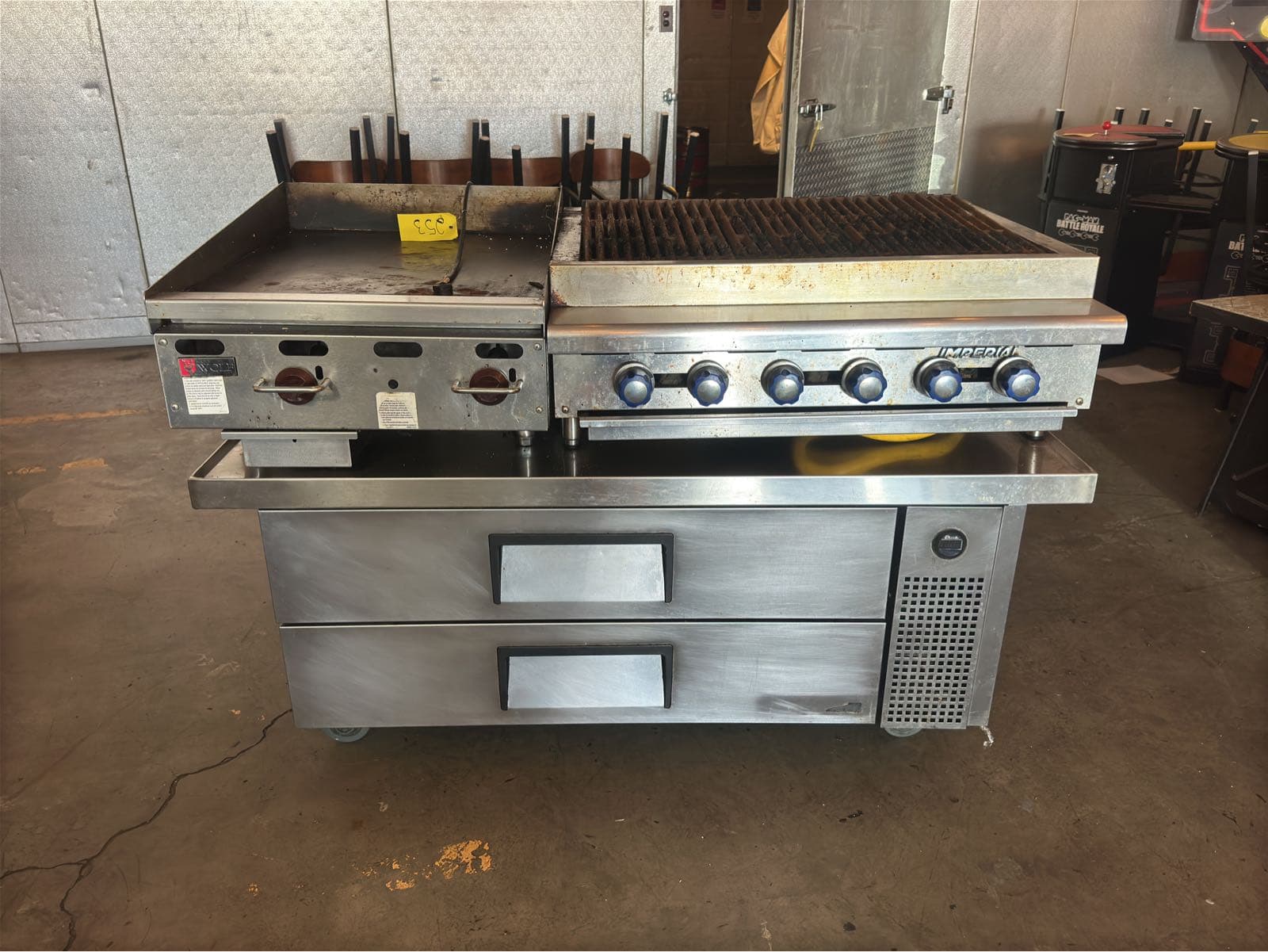commercial-gas-charboiler-with-griddle-and-refrigerated-chef-base-de7630