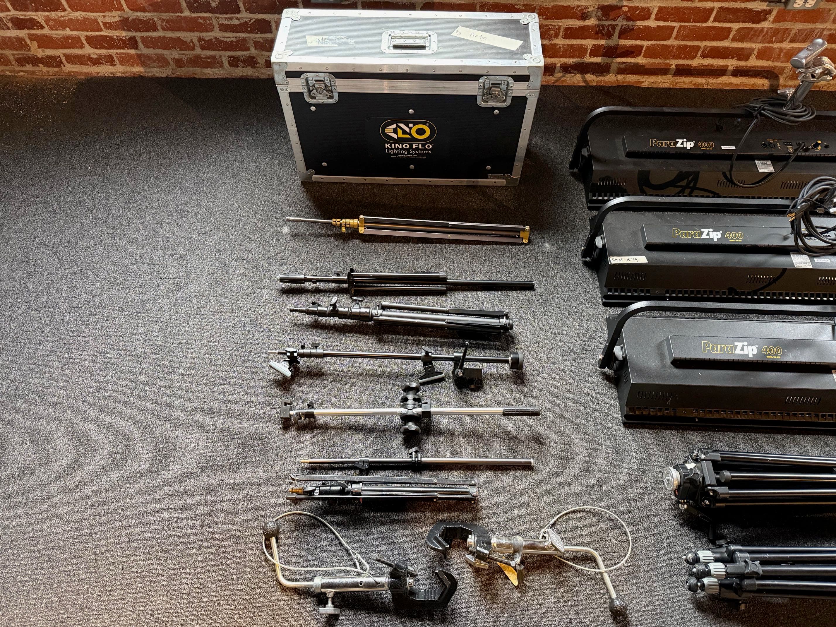 set-of-kino-flo-lighting-kit-mkzvucs3