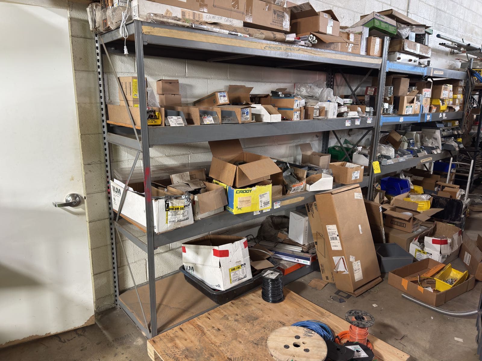 metal-storage-rack-contents-not-included-aa817e