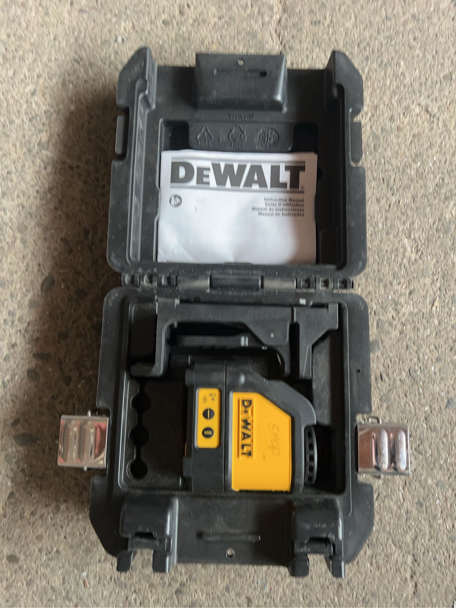 dewalt-laser-level-with-case-ml1erbk3