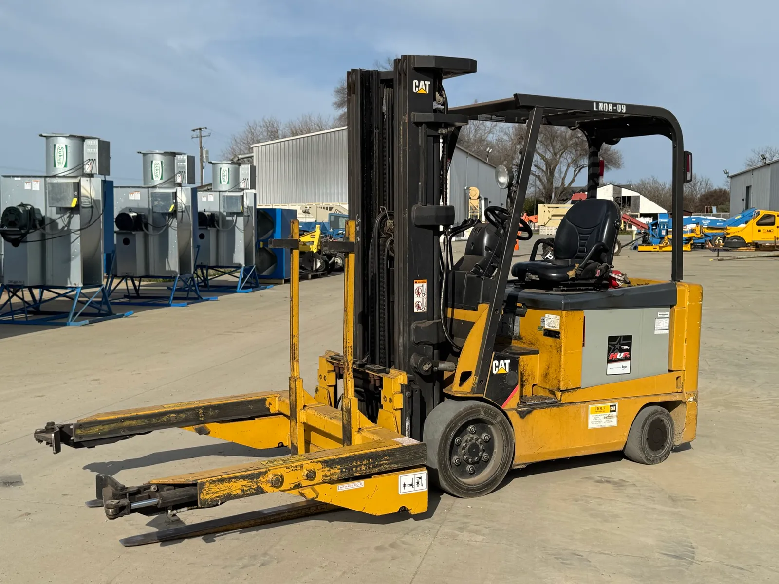 cat-e6000-ac-5100-lb-capacity-electric-forklift-with-liftmaster-dumper-attachment-b75ceb