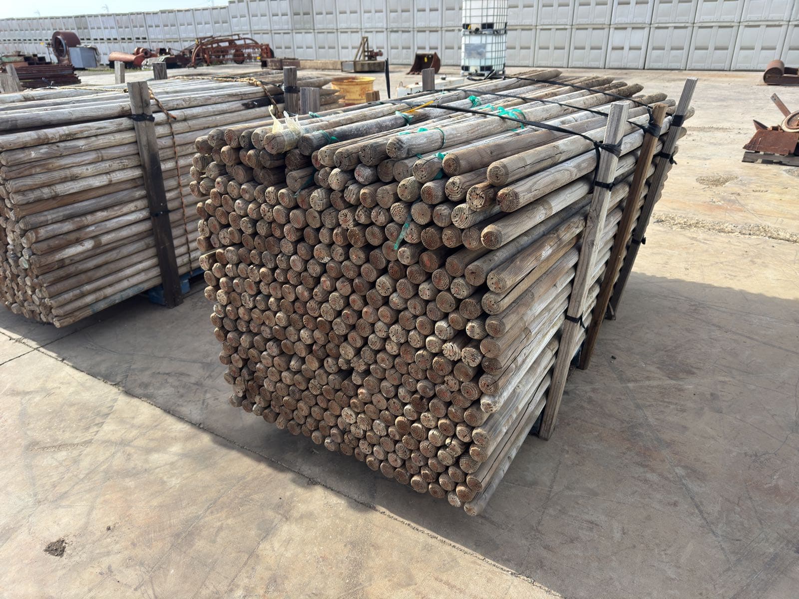 bundle-of-8-wood-stakes-mle98vbw