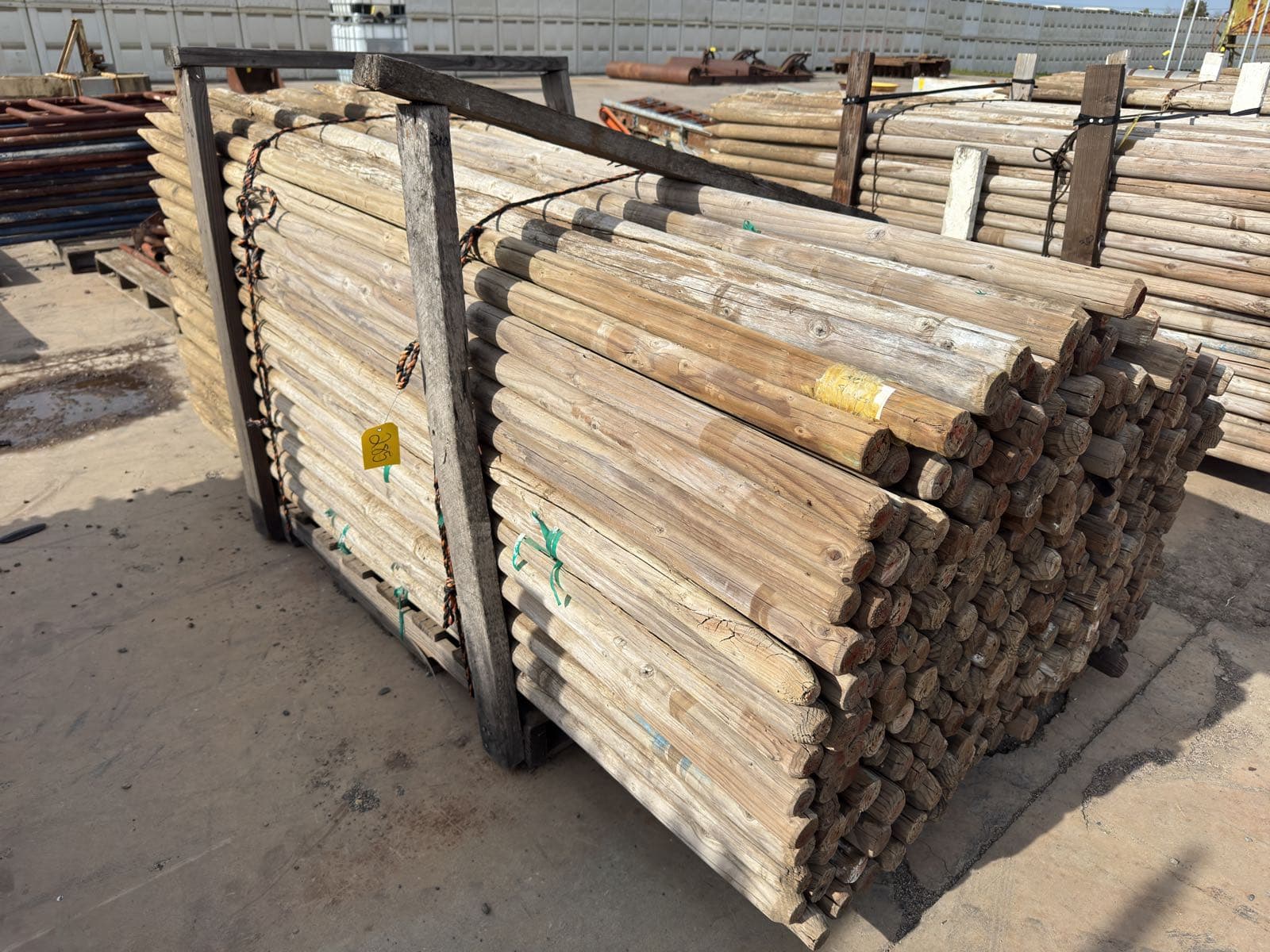 bundle-of-8-wood-stakes-mle94t9x