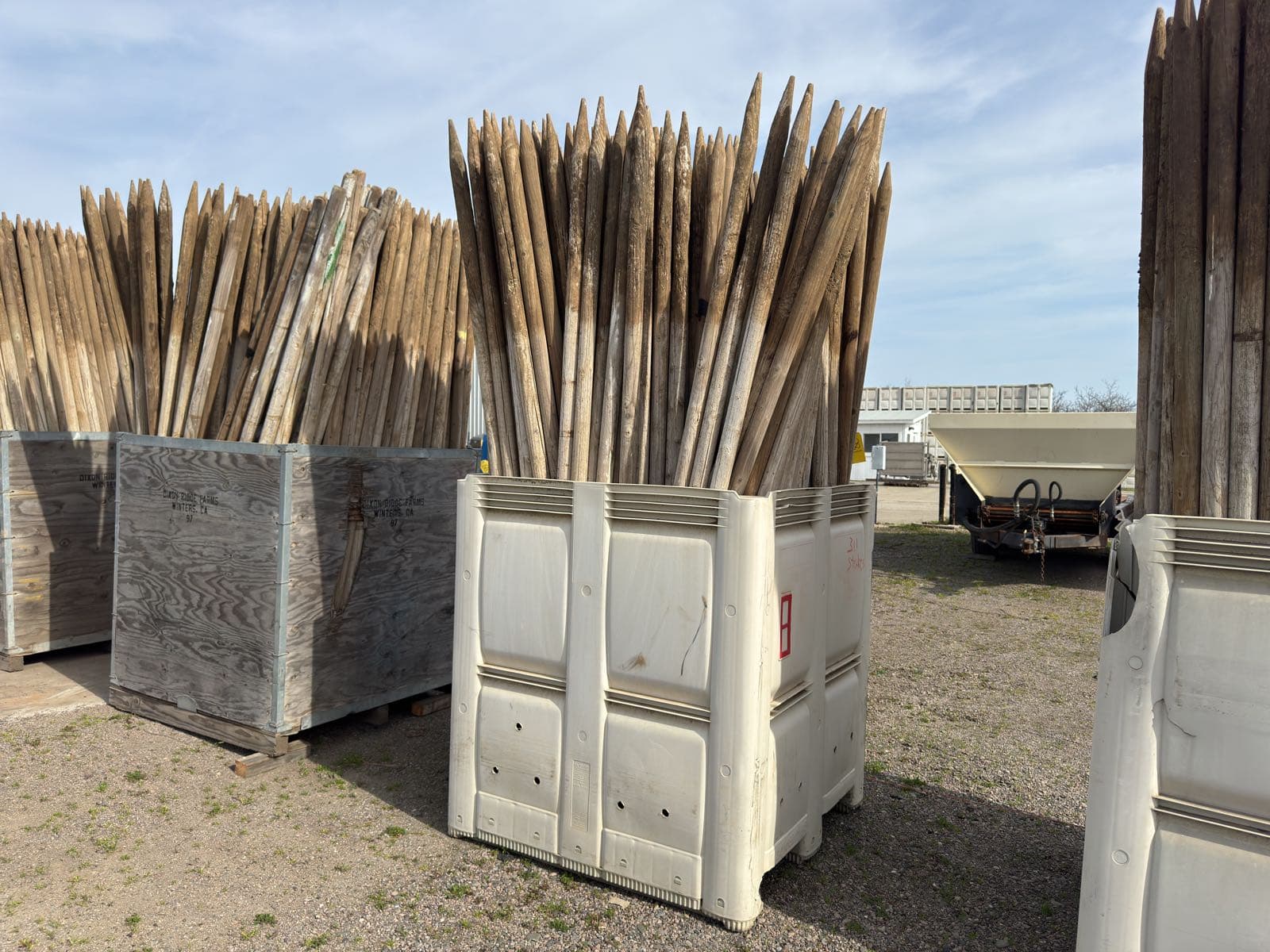 macro-bin-with-96-wood-stakes-34017a