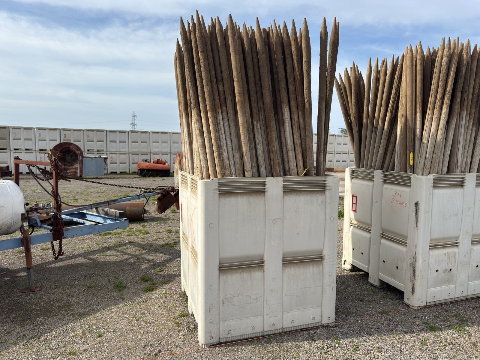 macro-bin-with-96-wood-stakes-e2a09e