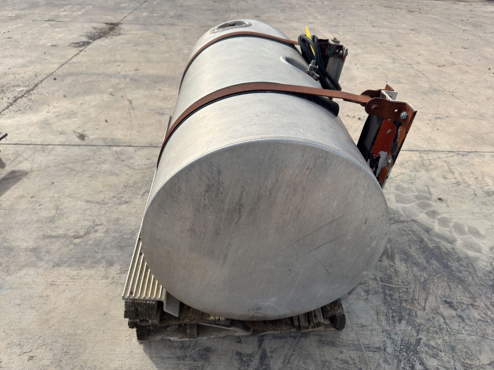 contents-of-pallet-100-gallon-fuel-container-mle7eto7