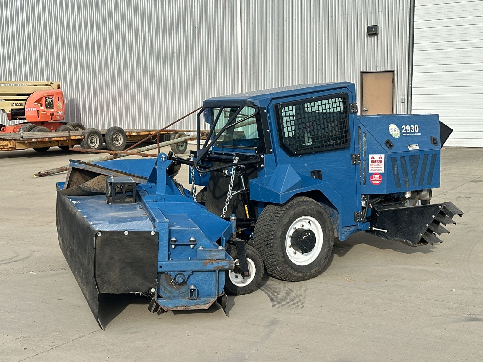 2018-weiss-mcnair-2930-self-propelled-sweeper-mlhh6xzl