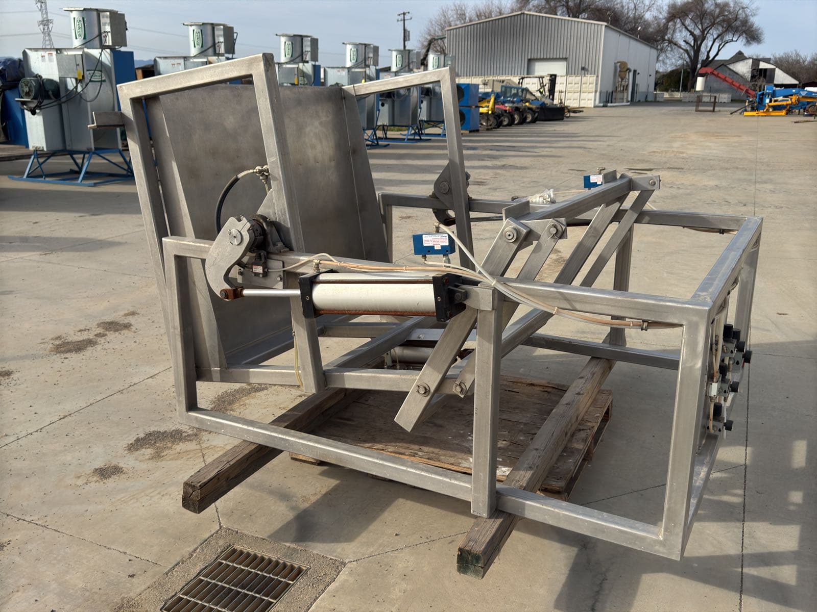 american-international-manufacturing-hydraulic-pivot-dumper-mld18u76