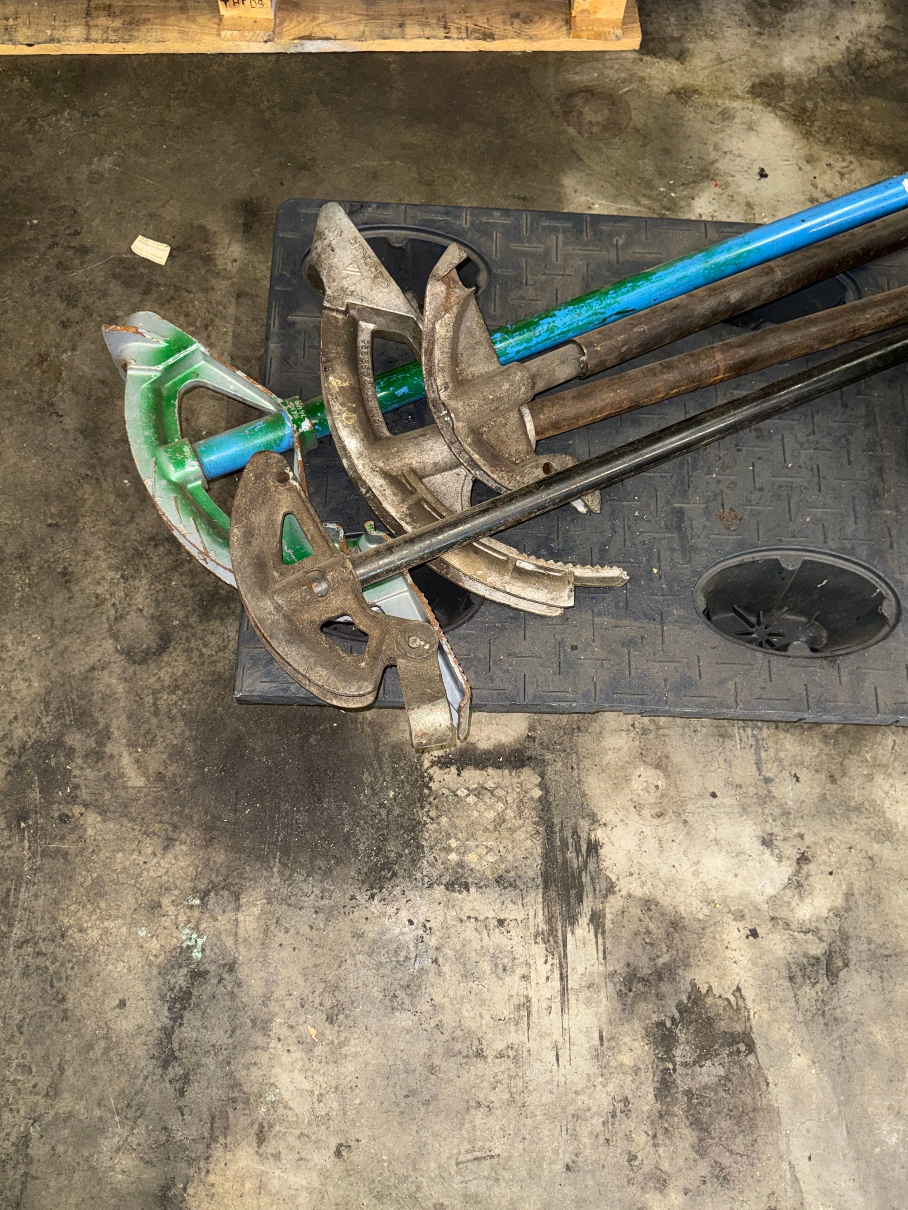 lot-of-manual-pipe-tubing-benders-84882a