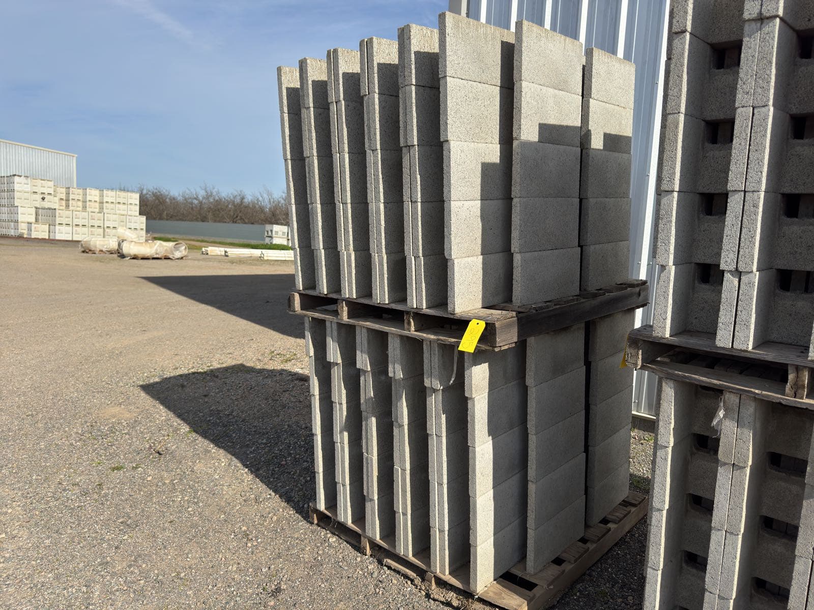 2-pallets-of-concrete-blocks-mle9eplp