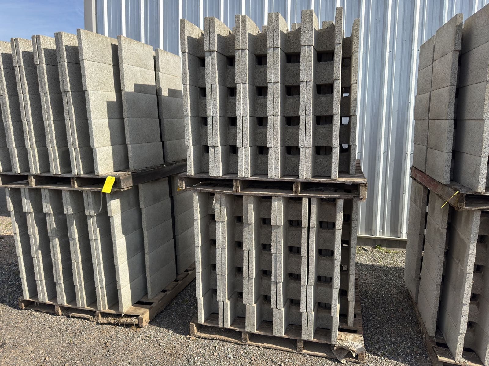 2-pallets-of-concrete-blocks-mle9fakq