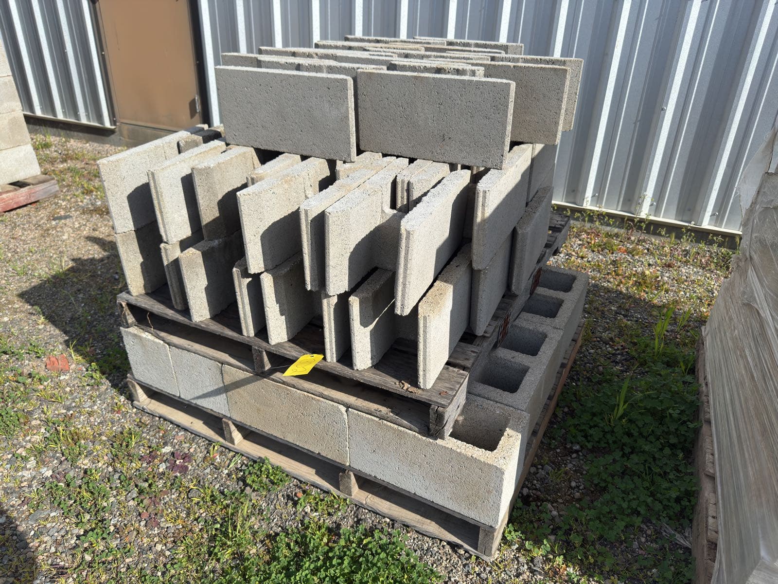 1-pallet-of-concrete-blocks-mle9iav7