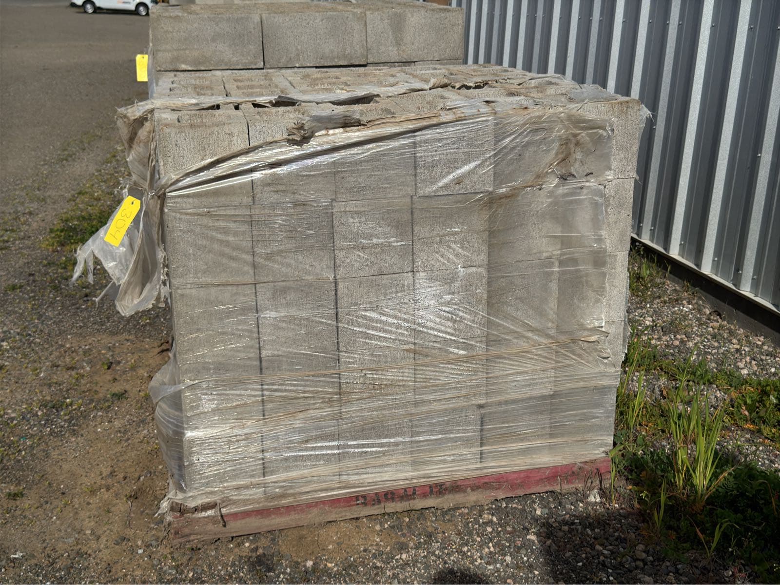 1-pallet-of-concrete-blocks-mle9j9gy