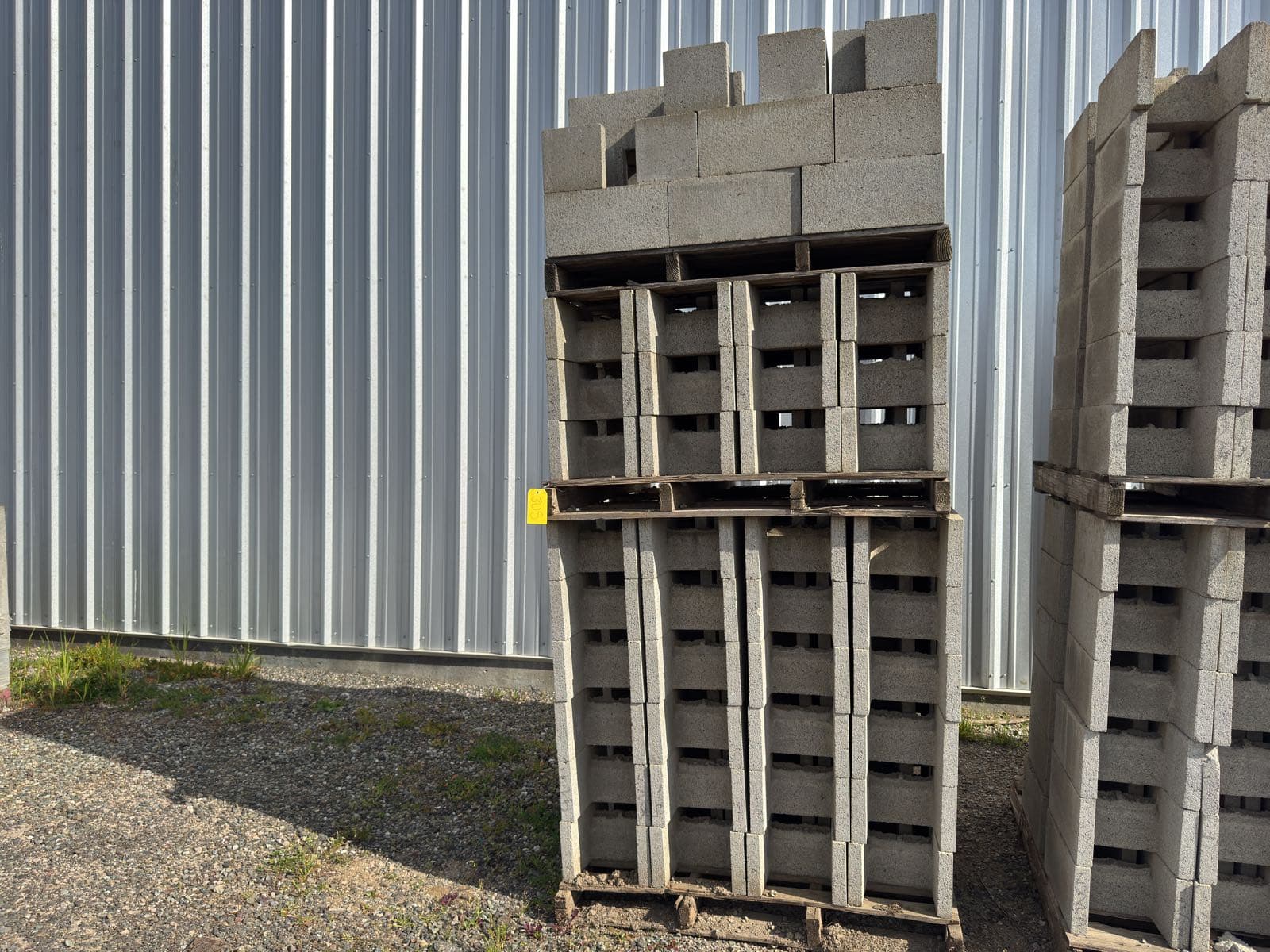 2-pallets-of-concrete-blocks-mle9jme8