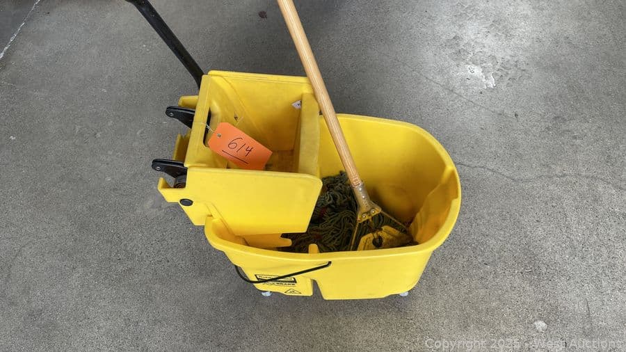mop-bucket-with-mop-607995