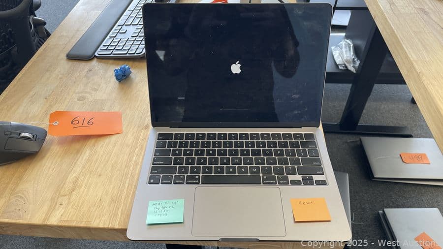 apple-macbook-air-2022-a2681-607993