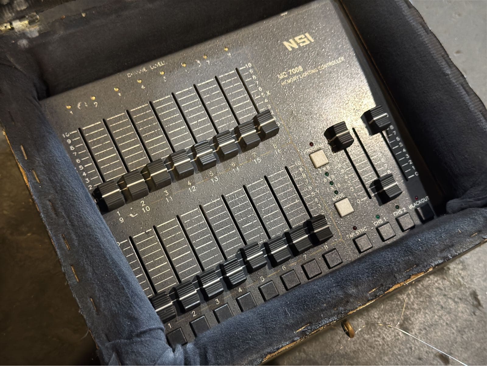 nsi-mc-7008-memory-lighting-controller-with-hard-case-d72b18