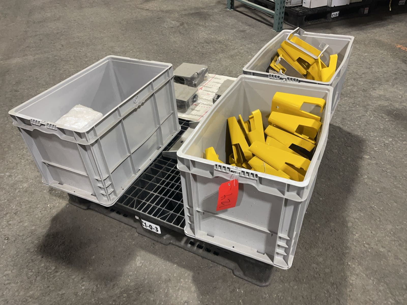 contents-of-pallet-metal-mounting-brackets-and-more-18bc83